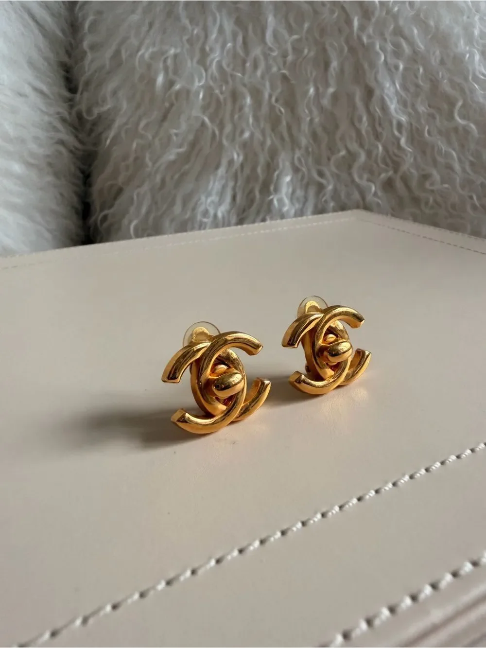 CHANEL Gold Interlocking CC turnlock earrings